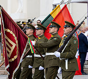 Inauguracijos i&scaron;kilmėms skirta Lietuvos ginkluotųjų pajėgų vėliavų būrių rikiuotė Vilniaus arkikatedros bazilikos aik&scaron;tėje