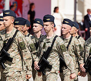 Inauguracijos i&scaron;kilmėms skirta Lietuvos ginkluotųjų pajėgų vėliavų būrių rikiuotė Vilniaus arkikatedros bazilikos aik&scaron;tėje
