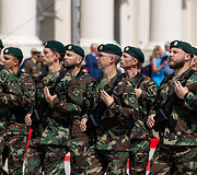 Inauguracijos i&scaron;kilmėms skirta Lietuvos ginkluotųjų pajėgų vėliavų būrių rikiuotė Vilniaus arkikatedros bazilikos aik&scaron;tėje