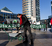 Protestas prie&scaron; perteklinį druskos naudojimą