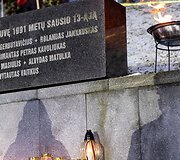 Atminimo laužų uždegimo ceremonija prie Vilniaus televizijos bok&scaron;to