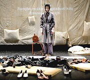 Vilniaus mažojo teatro spektaklyje &bdquo;Trukdis&ldquo; aktorė atlieka pagrindinį Lisės Mundus vaidmenį