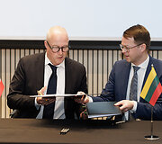  &bdquo;Via Lietuva&ldquo; pasira&scaron;ė sutartį dėl elektroninės kelių rinkliavos sistemos diegimo su tarptautinį atvirą konkursą laimėjusia įmone