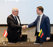  &bdquo;Via Lietuva&ldquo; pasira&scaron;ė sutartį dėl elektroninės kelių rinkliavos sistemos diegimo su tarptautinį atvirą konkursą laimėjusia įmone