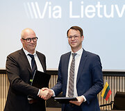  &bdquo;Via Lietuva&ldquo; pasira&scaron;ė sutartį dėl elektroninės kelių rinkliavos sistemos diegimo su tarptautinį atvirą konkursą laimėjusia įmone