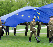 I&scaron;kilminga Europos Sąjungos vėliavos pakėlimo ceremonija Luki&scaron;kių aik&scaron;tėje Vilniuje