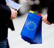 I&scaron;kilminga Europos Sąjungos vėliavos pakėlimo ceremonija Luki&scaron;kių aik&scaron;tėje Vilniuje