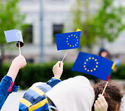 I&scaron;kilminga Europos Sąjungos vėliavos pakėlimo ceremonija Luki&scaron;kių aik&scaron;tėje Vilniuje
