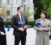 I&scaron;kilminga Europos Sąjungos vėliavos pakėlimo ceremonija Luki&scaron;kių aik&scaron;tėje Vilniuje