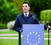 I&scaron;kilminga Europos Sąjungos vėliavos pakėlimo ceremonija Luki&scaron;kių aik&scaron;tėje Vilniuje