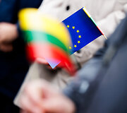 I&scaron;kilminga Europos Sąjungos vėliavos pakėlimo ceremonija Luki&scaron;kių aik&scaron;tėje Vilniuje