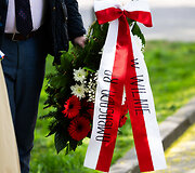 Gėlių padėjimo ceremonija Sapiegų parke prie &bdquo;Černobylio motinos&ldquo; paminklo 