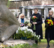 Gėlių padėjimo ceremonija Sapiegų parke prie &bdquo;Černobylio motinos&ldquo; paminklo 