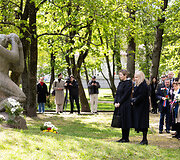 Gėlių padėjimo ceremonija Sapiegų parke prie &bdquo;Černobylio motinos&ldquo; paminklo 