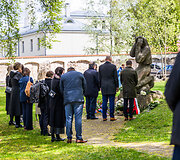 Gėlių padėjimo ceremonija Sapiegų parke prie &bdquo;Černobylio motinos&ldquo; paminklo 