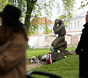 Gėlių padėjimo ceremonija Sapiegų parke prie &bdquo;Černobylio motinos&ldquo; paminklo 