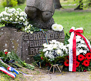 Gėlių padėjimo ceremonija Sapiegų parke prie &bdquo;Černobylio motinos&ldquo; paminklo 