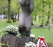 Gėlių padėjimo ceremonija Sapiegų parke prie &bdquo;Černobylio motinos&ldquo; paminklo 