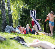 Saulėtą dieną Žalieji ežerai pritraukė vasaros pasiilgusius vilniečius
