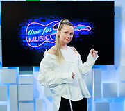 Eurovizinę dainą 15min studijoje pristato Rūta Loop