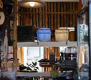 &bdquo;Bali Wood Caf&eacute; &ndash; Kava ir Vinilas&ldquo; interjeras