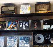 &bdquo;Bali Wood Caf&eacute; &ndash; Kava ir Vinilas&ldquo; interjeras