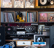 &bdquo;Bali Wood Caf&eacute; &ndash; Kava ir Vinilas&ldquo; interjeras