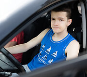 Alina su sūnbumi Dominyku i&scaron;moko vairuoti automobilį 