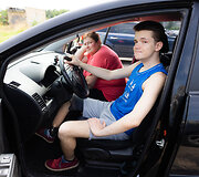 Alina su sūnbumi Dominyku i&scaron;moko vairuoti automobilį 