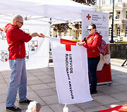 Socialinės apsaugos ir darbo ministrė Monika Navickienė Katedros aik&scaron;tėje i&scaron;lydėjo Lietuvos Raudonojo Kryžiaus savanorių ekipažą,