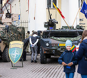 S. Daukanto aik&scaron;tėje vyko Lietuvos ir NATO vėliavų pakėlimo ceremonija