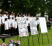&Scaron;irvintų Jaunimo sode įvyko  skulptūros &bdquo;Skaitanti mergaitė&ldquo;, skirtos poetui Justinui Marcinkevičiui atminti, atidengimo ceremonija