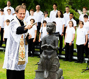&Scaron;irvintų Jaunimo sode įvyko  skulptūros &bdquo;Skaitanti mergaitė&ldquo;, skirtos poetui Justinui Marcinkevičiui atminti, atidengimo ceremonija