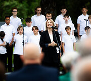 &Scaron;irvintų Jaunimo sode įvyko  skulptūros &bdquo;Skaitanti mergaitė&ldquo;, skirtos poetui Justinui Marcinkevičiui atminti, atidengimo ceremonija