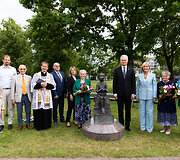 &Scaron;irvintų Jaunimo sode įvyko  skulptūros &bdquo;Skaitanti mergaitė&ldquo;, skirtos poetui Justinui Marcinkevičiui atminti, atidengimo ceremonija