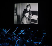 Valstybinio jaunimo teatro scenoje suskambėjo legendiniai aktorių balsai