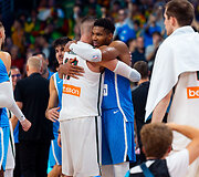 Jonas Valančiūnas, Giannis Antetokounmpo