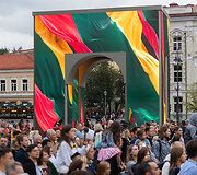 &bdquo;Tauti&scaron;kos giesmės&ldquo; giedojimas Katedros aik&scaron;tėje