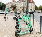 Pristatytos elektrinių paspirtukų stovėjimo vietos