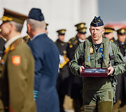Pirmasis Lietuvoje nusileidęs naikintuvo pilotas perduoda NATO vėliavą