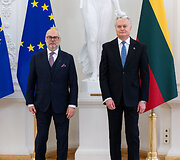 Alaras Karis, Gitanas Nausėda
