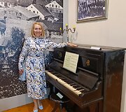 Rita Bieliauskaitė prie i&scaron;saugoto Vink&scaron;nupių dvaro pianino, kuris eksponuojamas Paežerių dvaro muziejuje