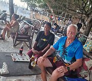 Diani Bičo paplūdimio restoranuose mezgasi pokalbiai, pažintys