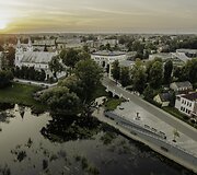 Pasvalys, įsikūręs &scaron;alia Lėvens ir Svalios upių santakos