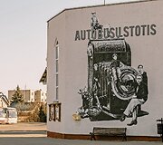 Gatvės meno pie&scaron;inys &bdquo;Vilhelmas Janiselis su &scaron;eima&ldquo;