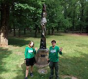 Aistė ir Augustinas Žemaičiai prie Eglės žalčių karalienės statulos Kanberoje, Australijoje