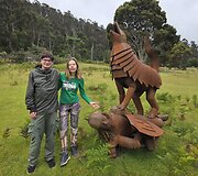 Aistė ir Augustinas Žemaičiai prie Geležinio vilko Tasmanijoje, Australijoje
