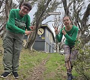 Aistė ir Augustinas Žemaičiai prie lietuvių slidininkų klubo NERINGA Australijoje
