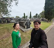 Aistė ir Augustinas Žemaičiai Sidnėjaus Rookwood kapinių lietuvi&scaron;koje zonoje