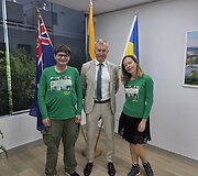 Aistė ir Augustinas Žemaičiai su Lietuvos ambasadoriumi Australijoje Dariumi Degučiu
